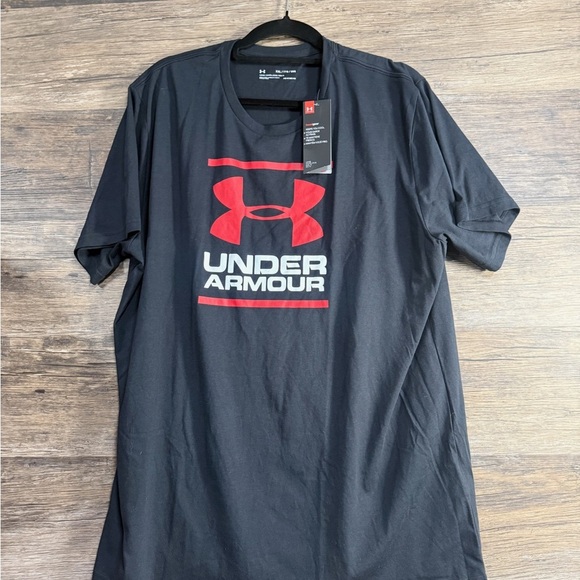 Under Armour Men's Heatgear Tee in Black with Red Logo - Picture 1 of 5